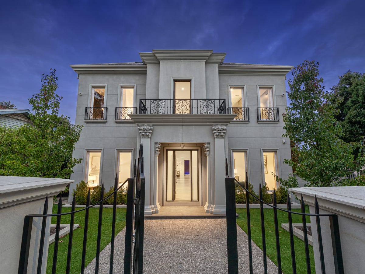11 Kingsley Crescent MONT ALBERT