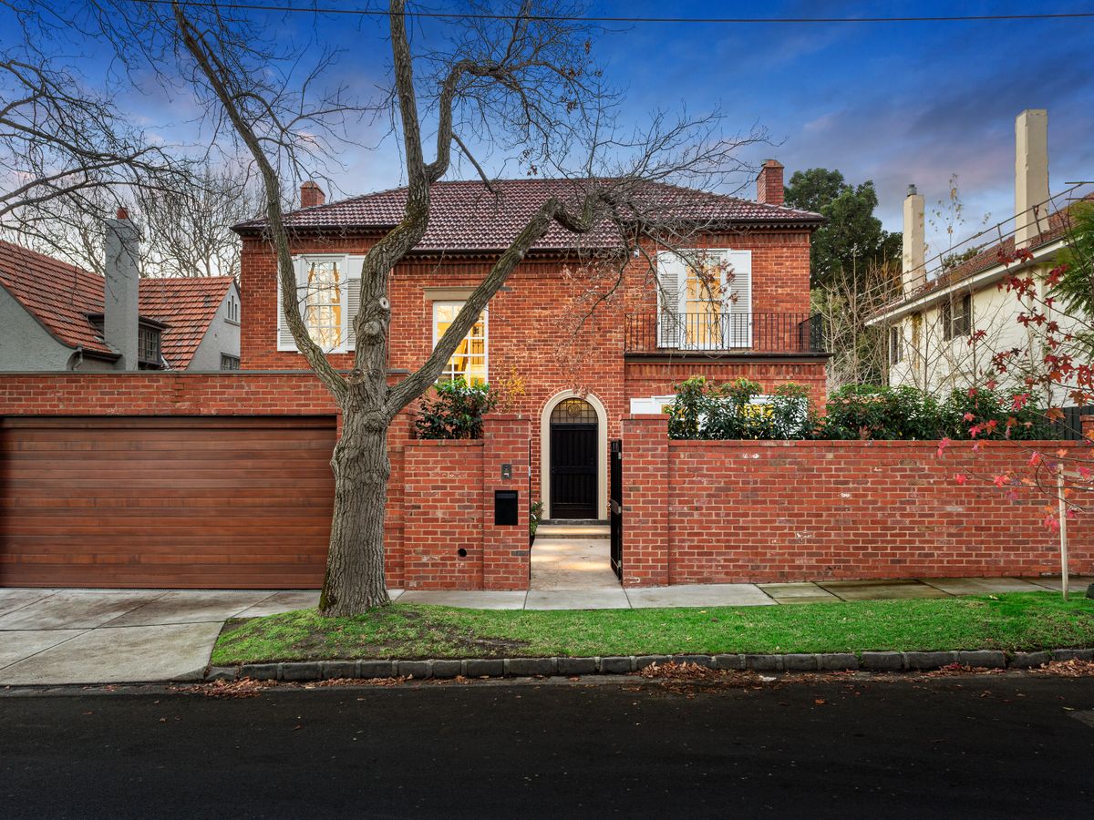 13 Stradbroke Avenue TOORAK