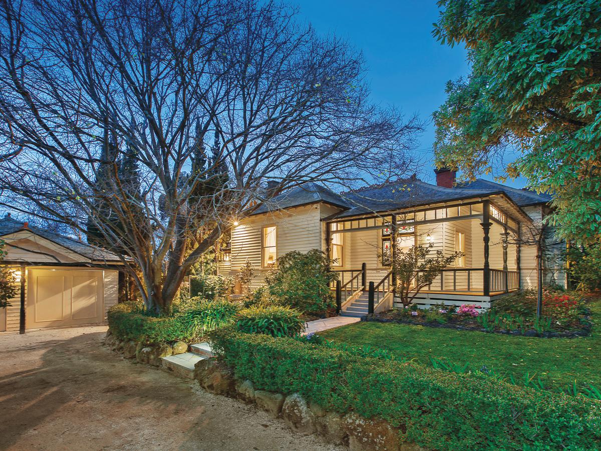 15 Albany Crescent SURREY HILLS