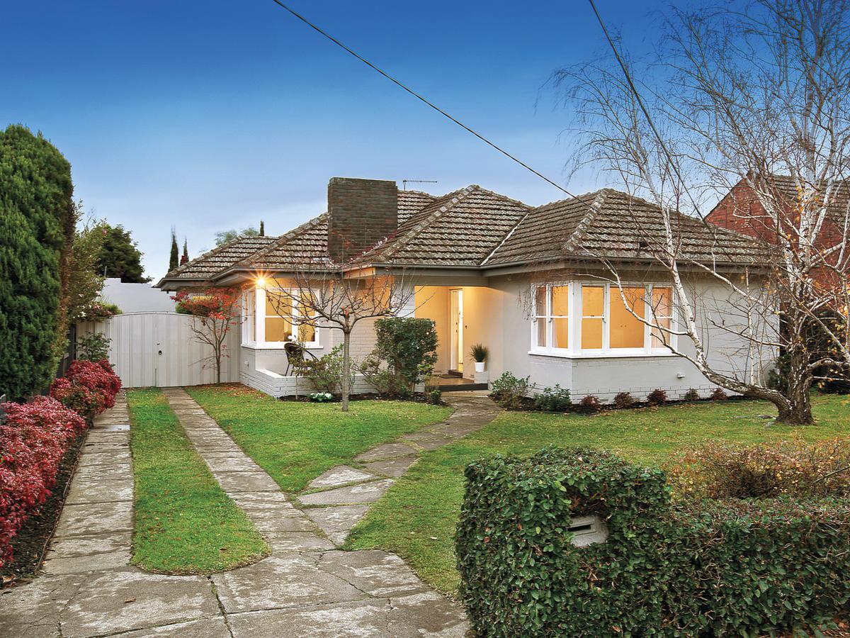 15 Cairnes Crescent MALVERN EAST