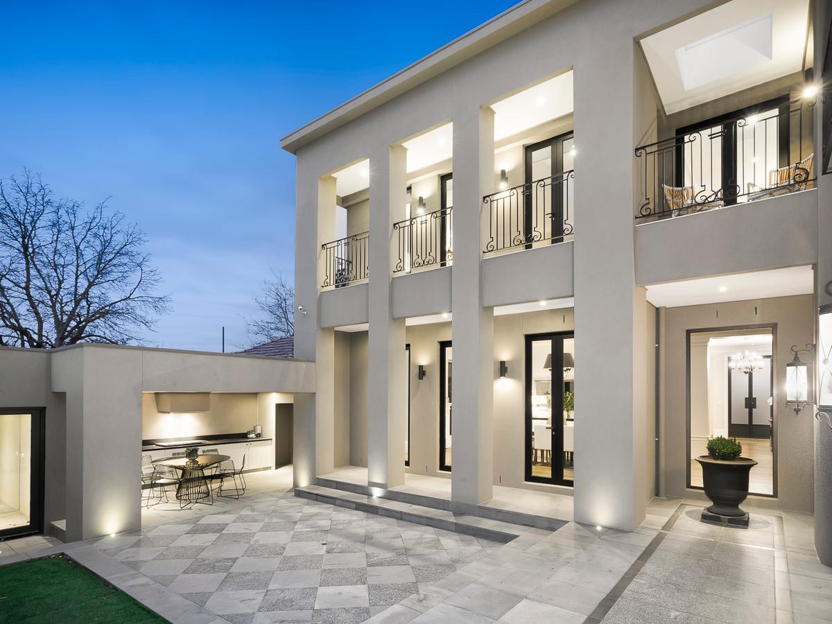 16 Bernborough Avenue BALWYN