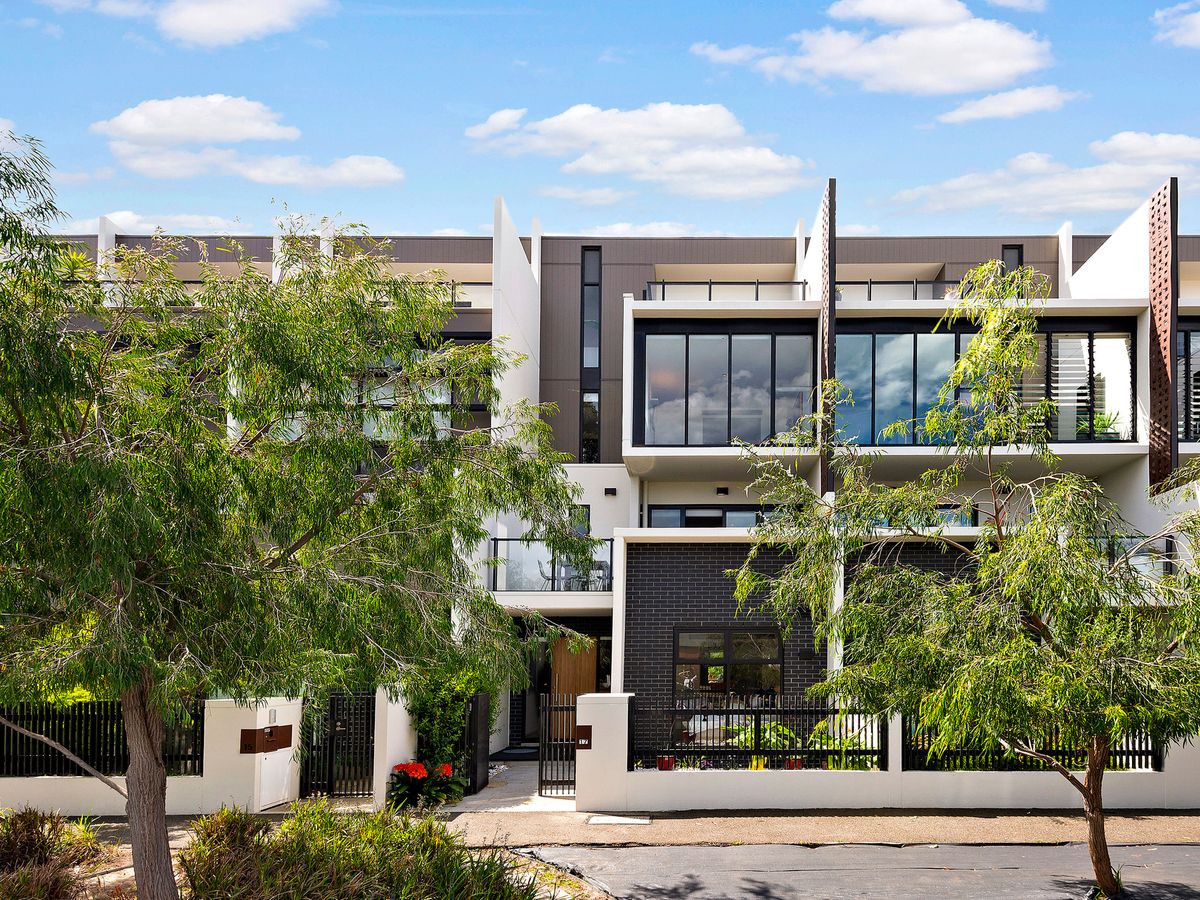 17 Danks Street ALBERT PARK