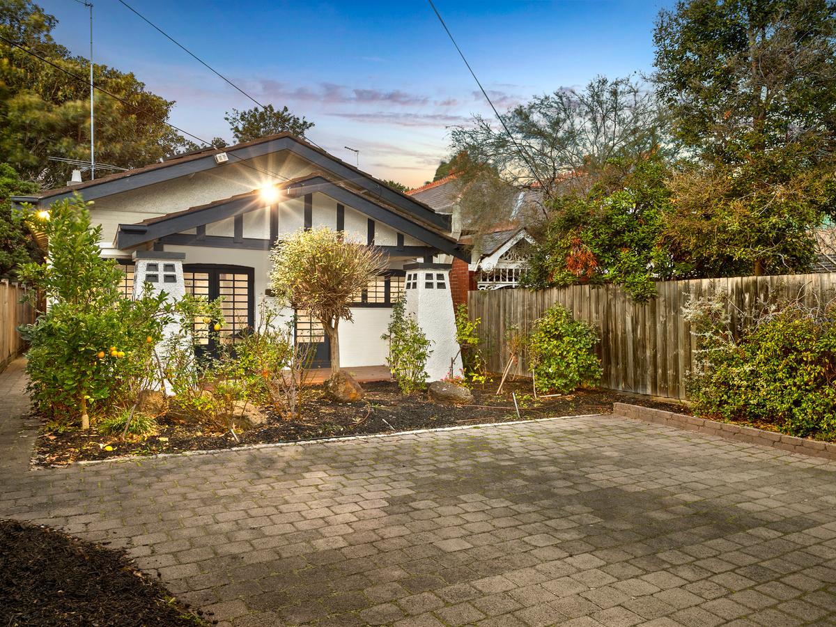 17 Lansdowne Road ST KILDA EAST