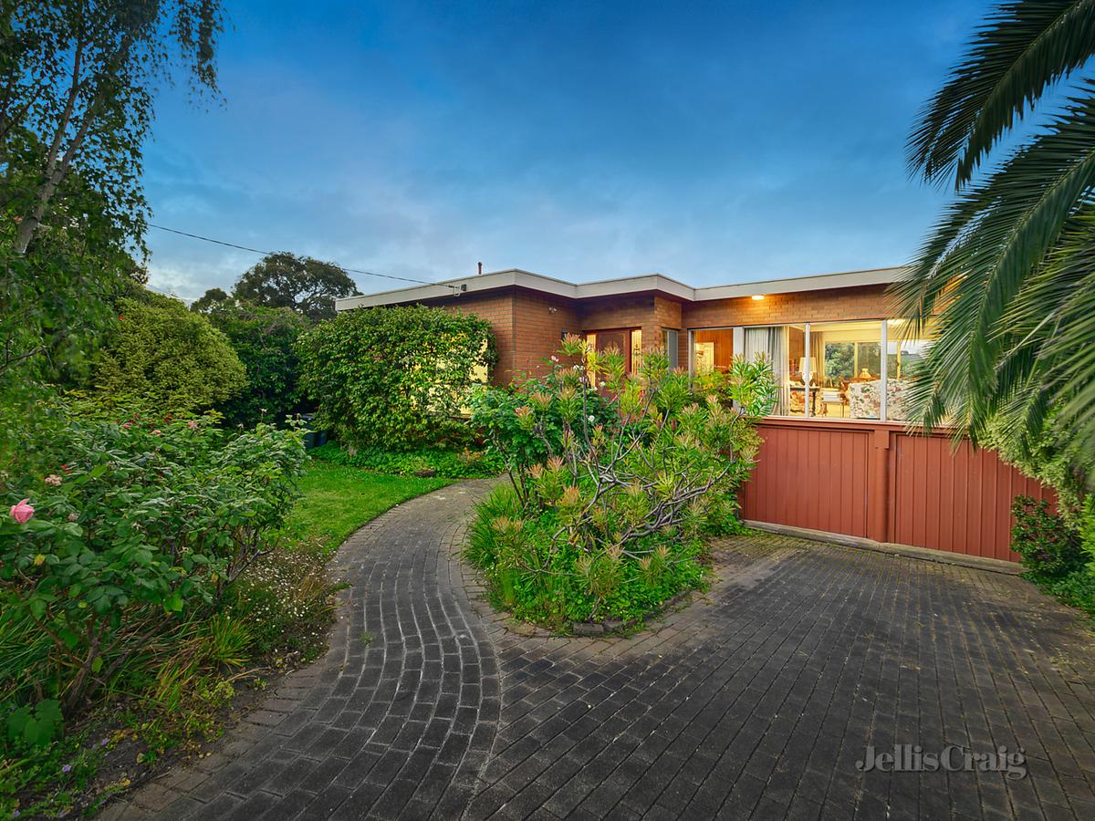 17 Parkdale Avenue BALWYN