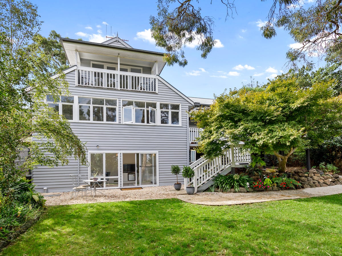 17 Sherwood Road SURREY HILLS