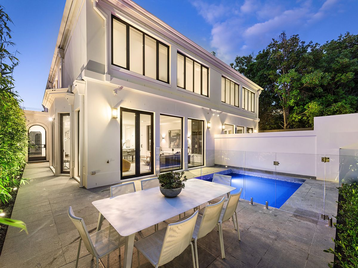 18 Dunraven Avenue TOORAK