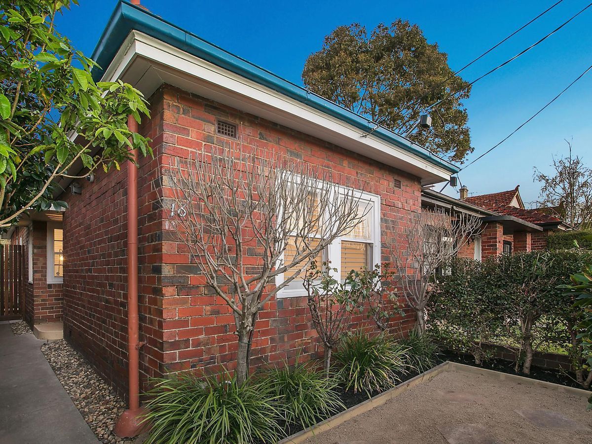 18 Evelyn Street ST KILDA EAST