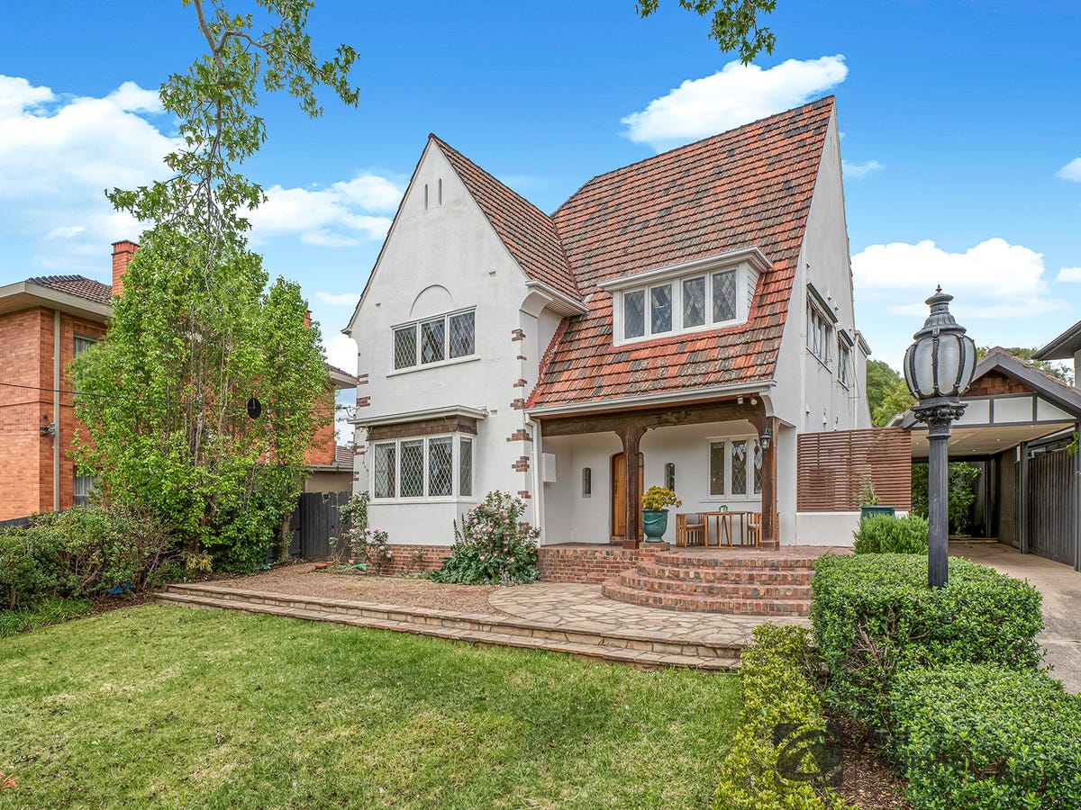 18 Goldthorns Avenue KEW