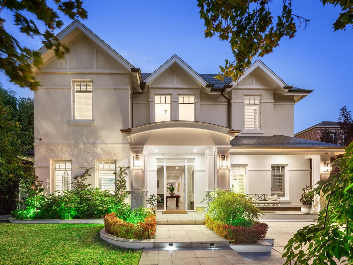 18 Hillcrest Avenue KEW