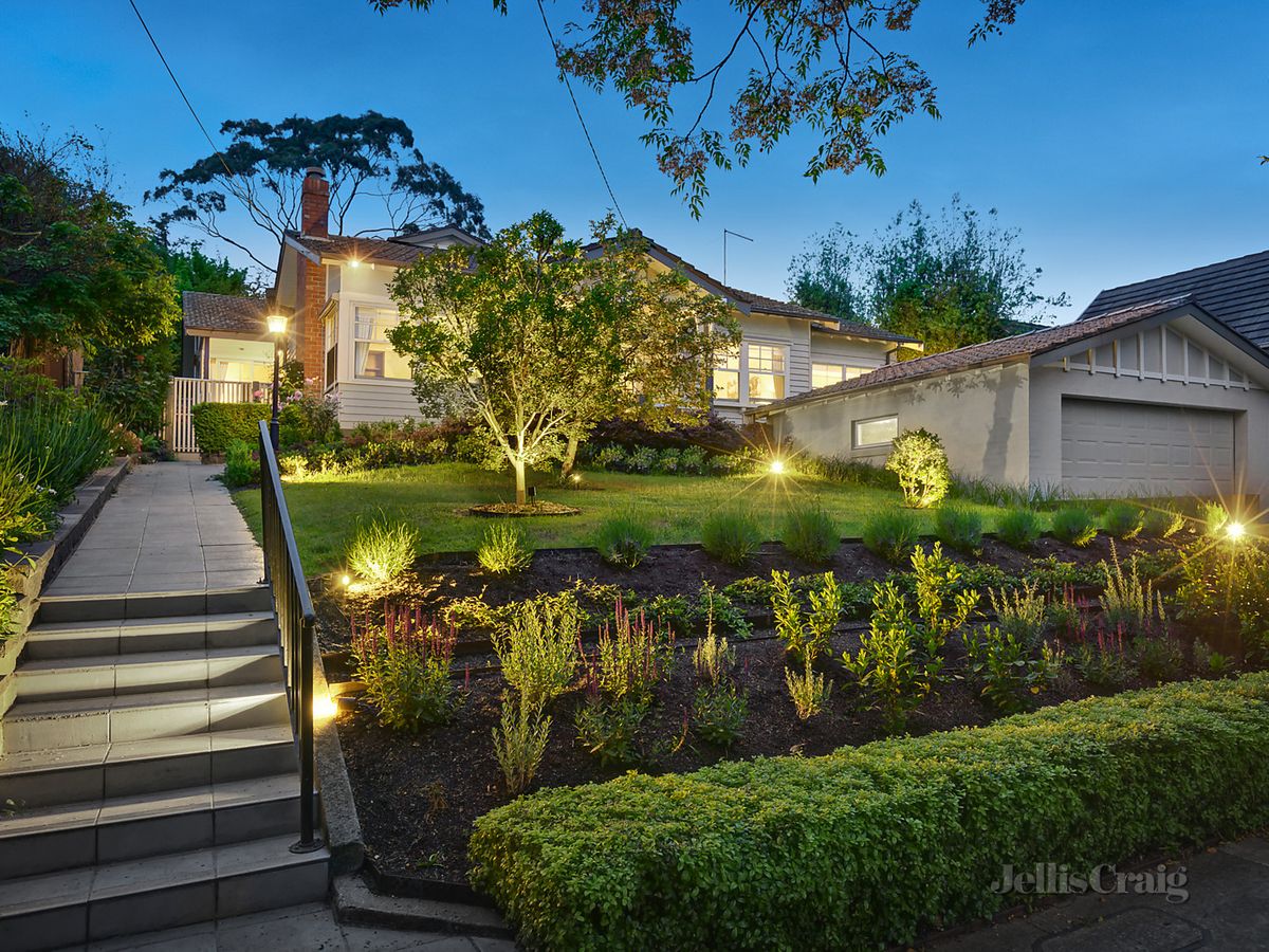 1 Warwick Avenue SURREY HILLS