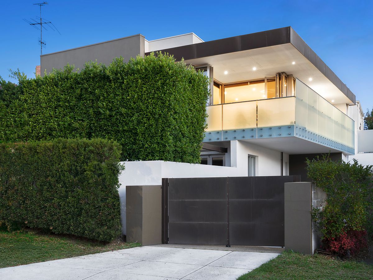 2/3 Martin Court TOORAK