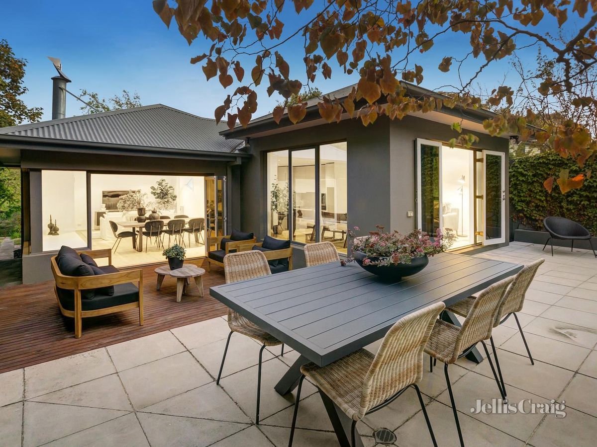 28 Arundel Crescent SURREY HILLS