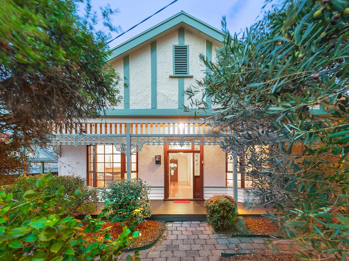 2 Bright Street KEW