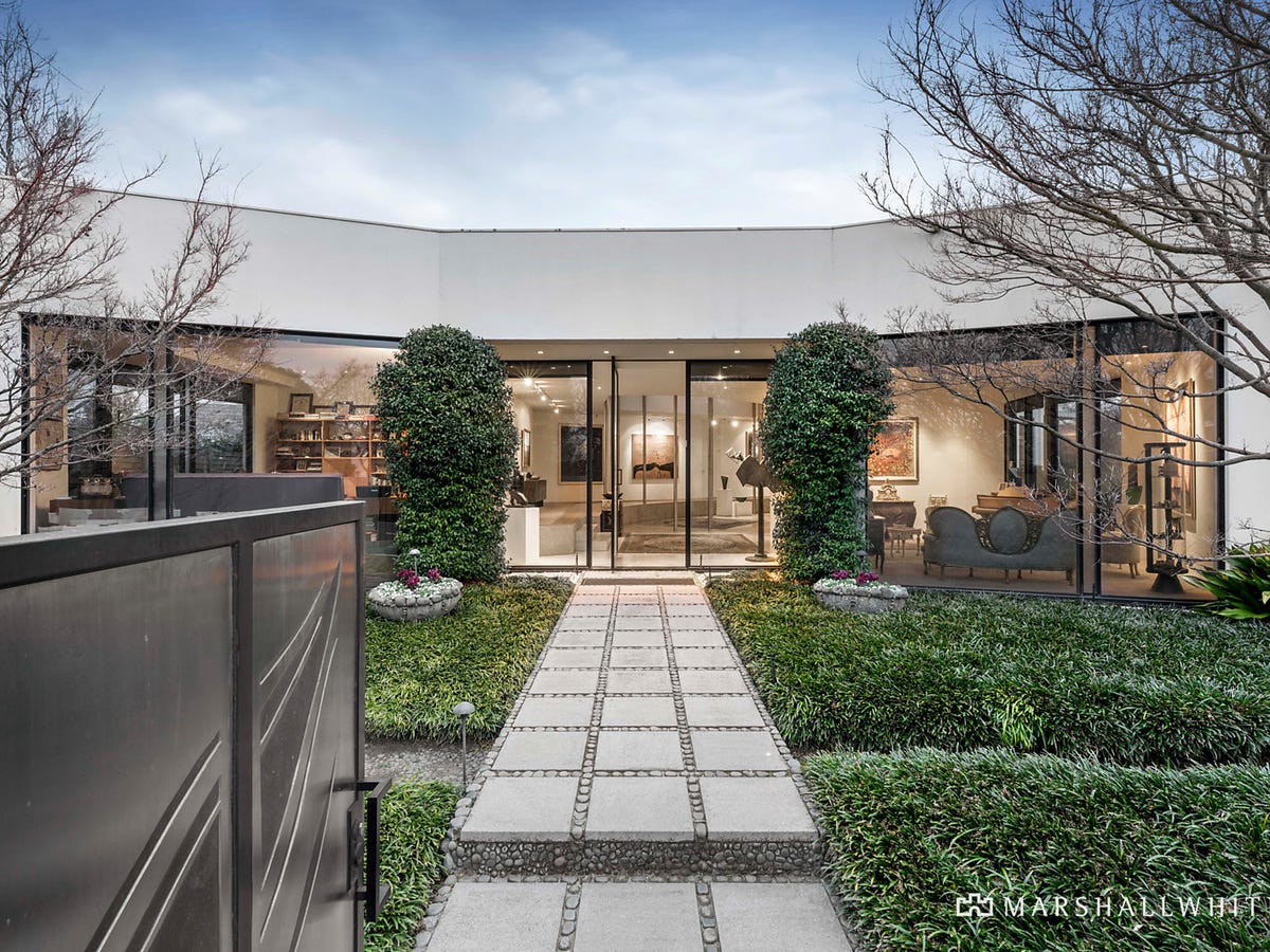 2 Crestmont Court TOORAK