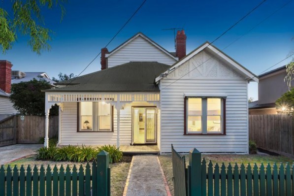 2 Holywood Grove CARNEGIE