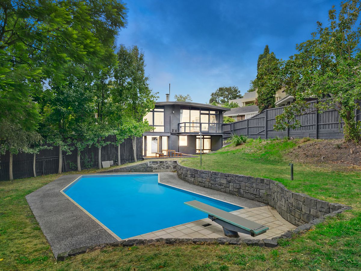 2 Selwyn Court TOORAK