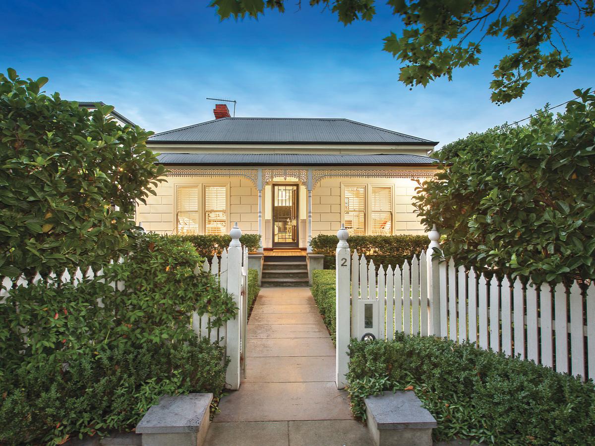 2 White Street GLEN IRIS