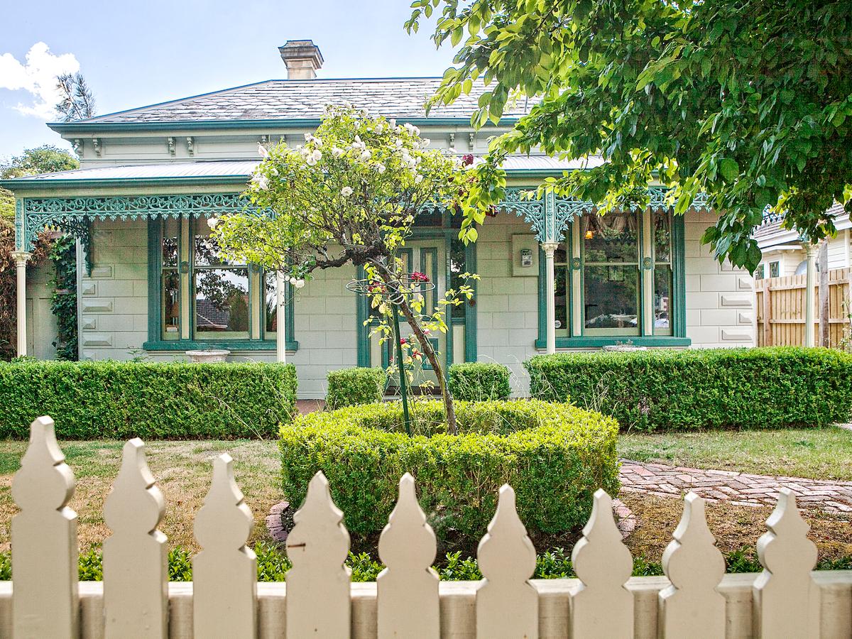 363 Elgar Road SURREY HILLS