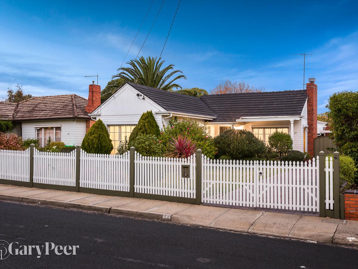 37 McLaurin Road CARNEGIE