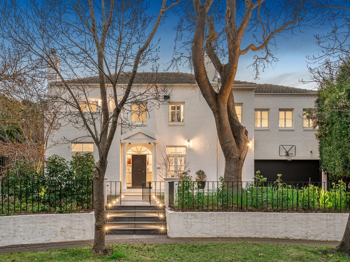 4 Royston Court KEW
