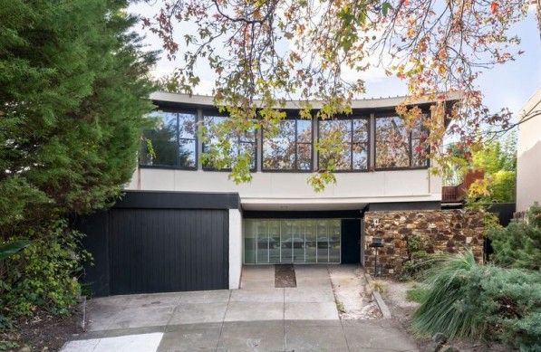 4 Theodore Court TOORAK