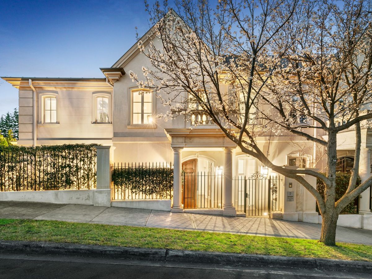 7 Grong Grong Court TOORAK
