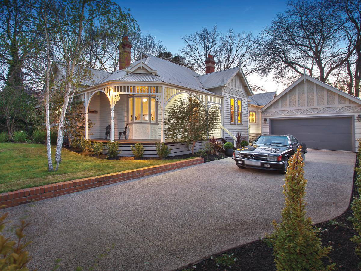 8 Middlesex Road SURREY HILLS